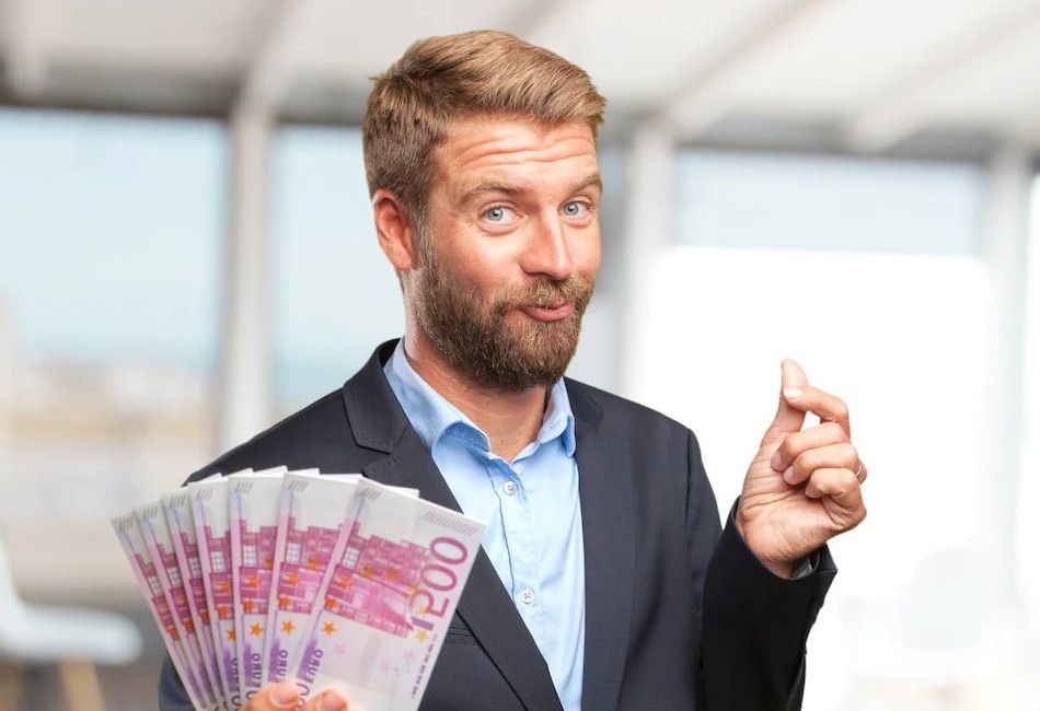 hombre rubio con billetes de 500 euros en la mano