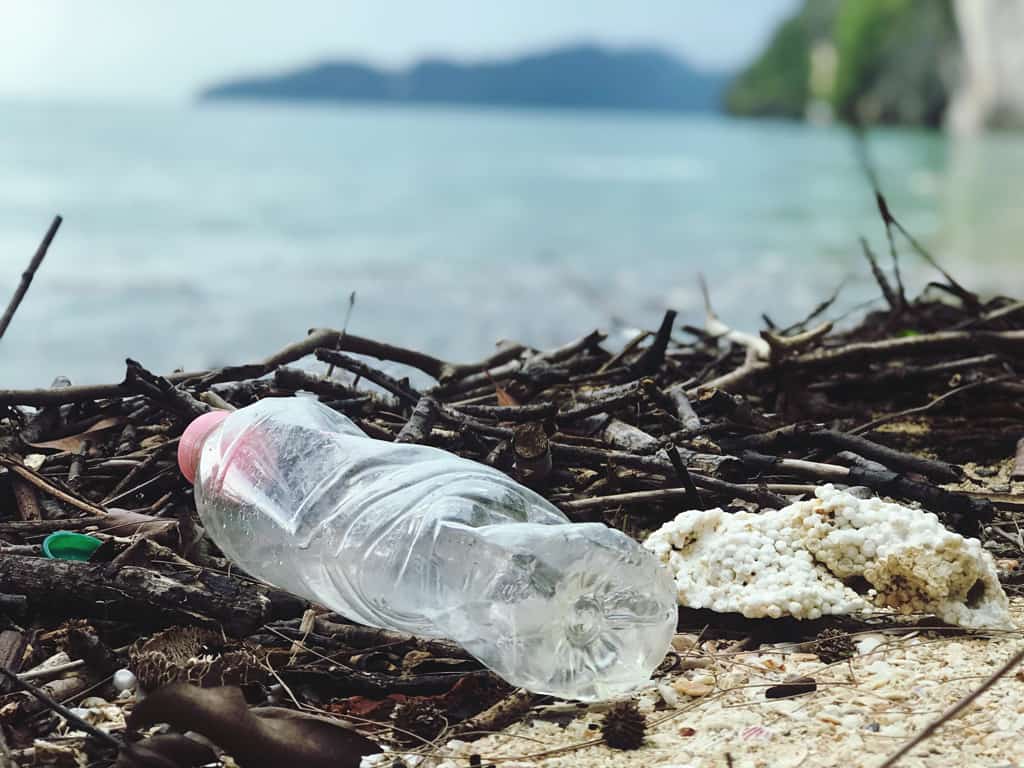 botella residuo en la playa